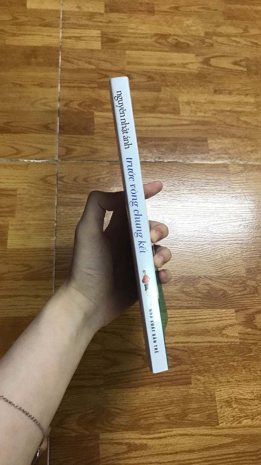 Sách không bọc nhưng đẹp và mới, shipper thân thiện. 
Thoạt đầu quyển này miêu tả diễn biến trận đấu là nhiều nên những người như mình (không yêu thích đá banh) có thể không có hứng đọc lắm nhưng càng về sau càng nhân văn. Mình hiểu được là tinh thần thể thao như thế nào, trọng tài cũng không phải dễ làm. Góc nhìn từ vài khán giả theo dõi trận đấu thiên vị cho đội mình thích nên không buông lời thoá mạ trọng tài và những cầu thủ sơ sẩy trên sân bóng. Với những người nghĩ giỏi thể dục thể thao thì không cần phải học tốt ở trường thì sai hoàn toàn, nó không chỉ đơn giản là sự luyện tập hằng ngày mà còn có những kiến thức toán học,... khác khi tìm hiểu về bóng đá. Nếu không học thì đọc những từ đó sẽ không hiểu được.