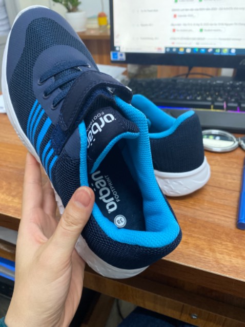 Giày nhẹ chắc chắn, mẫu như hình Giày nhẹ chắc chắn, mẫu như hình