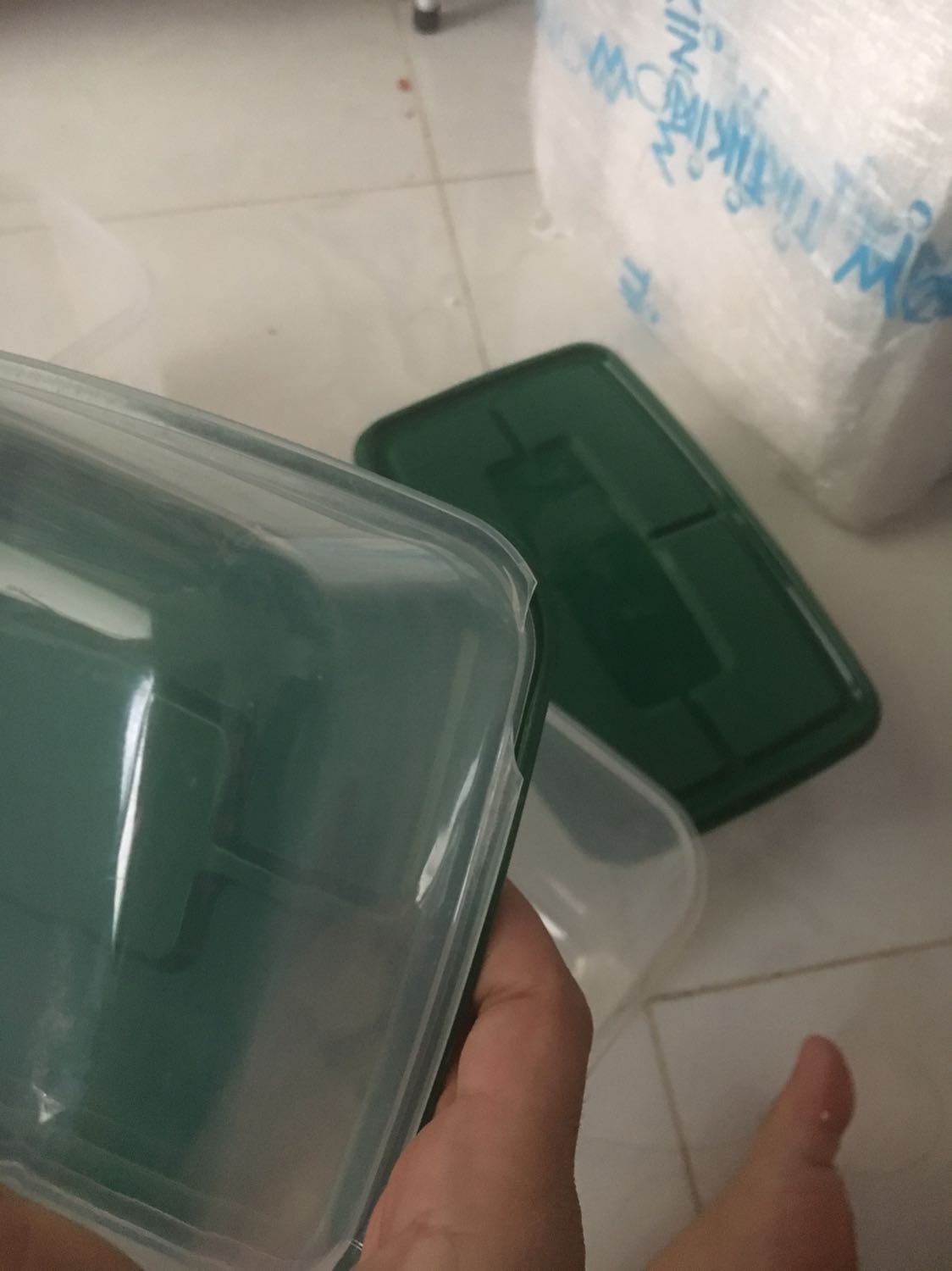 Sản phẩm giao đóng gói rất kỹ. Mình rất hài lòng Tiki luôn gói hàng cẩn thận. 
Tuy nhiên sản phẩm bên trong thì 17 hộp hư 2 thân và 1 nấp. Sản phẩm trên thì và thực tế hoàn toàn không giống nhau.
Hi vọng Tiki đừng để sản phẩm thế này được bày bán. Mình mua Tiki nhiều lần nhưng thật sự lần này vô cùng thất vọng.