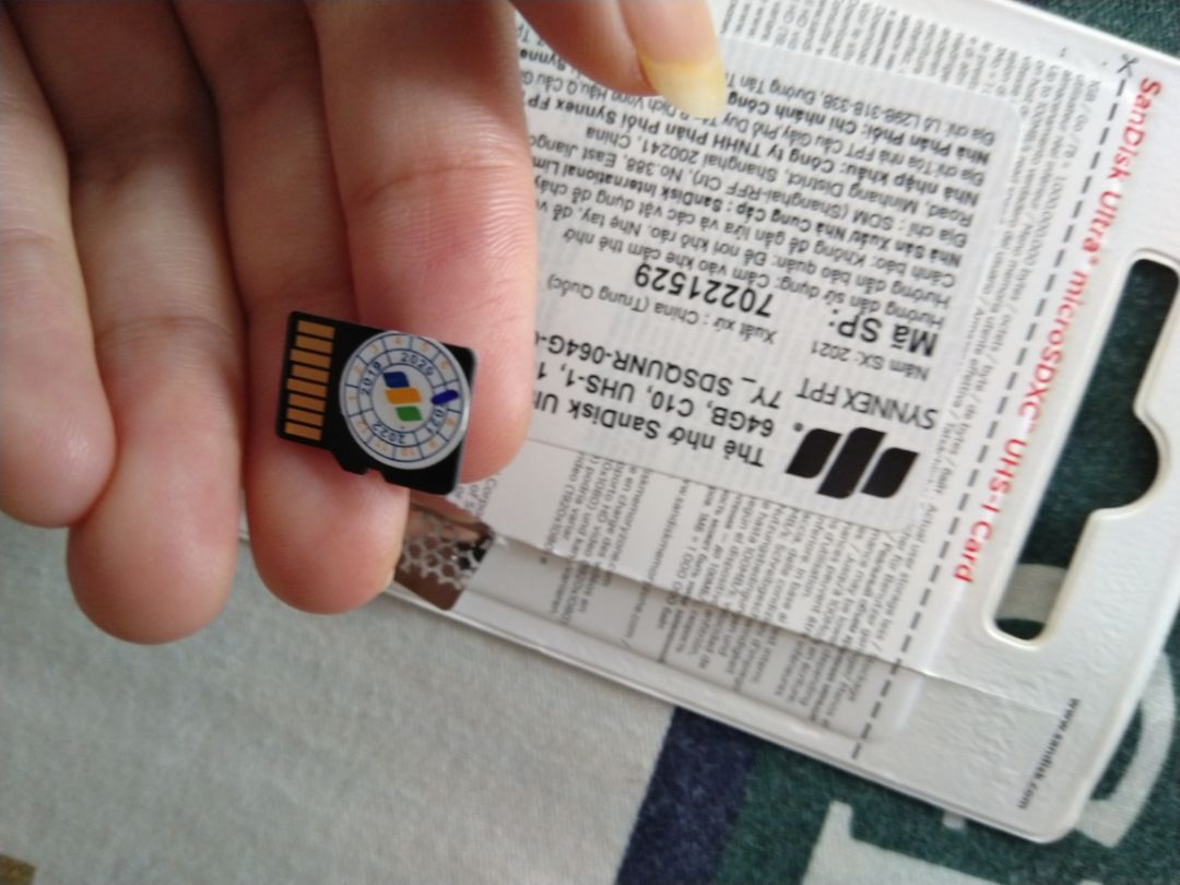 Cover của thẻ có một vết cắt, được dán tem đè lên. 
mặc dù dán tem nhưng hoàn toàn có thể lấy thẻ nhớ ra mà không cần bóc.
Không hiểu hàng của official store sao lại vậy