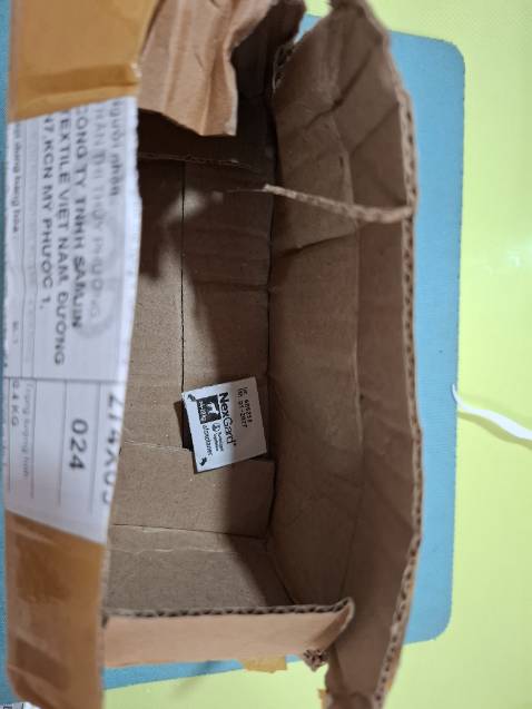 Mình đặt hàng 7.5 đến 15kg shop giao 1 viên 4-10kg không có bao bì, hộp gì hết...đổi hàng lại giúp mình nhé