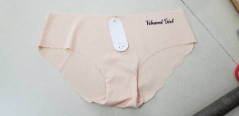 Quần dáng đẹp y hình, đúng tầm giá. Đường may đáy quần là điểm cộng vì sẽ có độ bền hơn keo dán, nhưng cũng là điểm trừ vì đường may hơi ẩu.