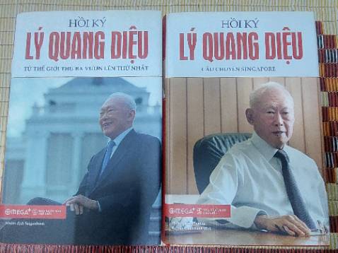 Phần đầu cuốn hồi ký là những miêu tả về gia đình, những năm tháng tuổi trẻ thời tiền chiến, Nhật chiếm đóng cho đến khi học tập tại Anh quốc rồi kết hôn, những năm tháng đã định hình tính cách, tư tưởng khuynh hướng chính trị của Lý Quang Diệu.
Phần còn lại là giai đoạn hoạt động chính tri từ lúc bắt đầu tham gia các hoạt động công đoàn, thành lập đảng chính trị, dẫn dắt PAP trong các cuộc đấu tranh chính trị liên tục cho đến khi trở thành thủ tướng của một nước Sigapore độc lập tháng 8/1965. Đây là giai đoạn mà tôi tóm gọn trong 2 chữ “Hợp – Tan”.
Ban đầu, PAP liên hợp với những người *** lực lượng có ảnh hưởng rất lớn đối với các nghiệp đoàn cũng như nhiều nhóm người Hoa để nắm *** vào năm 1959.
Đứng trước nguy cơ một nước Sigapore độc lập bị kiểm soát bởi ***, PAP đấu tranh không thương tiếc hay “ thanh toán lẫn nhau “ như cách dùng từ của Lee để phân ly khỏi phe *** và đưa Singapore hợp nhất vào một liên bang Malaysia dân chủ, ***, phi ***.
Sau cùng mắc kẹt trong những mâu thuẫn sắc tộc không thể hòa giải giữa người Malay người Hoa, khi cuộc đấu tranh với những người Malay cực đoan trong đảng cầm quyền UMNO (Tổ chức dân tộc đoàn kết Malaya) không đem lại kết quả, PAP lại lựa chọn tách ra.
“Câu chuyện Singapore” hay câu chuyện của Lý, của PAP một câu chuyện sống động và cuốn hút.