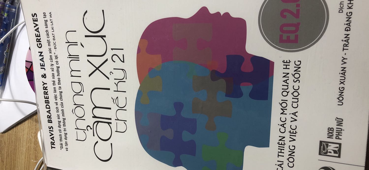 Khi mình search về EQ, thì sách này nằm trong top những sánh đáng đọc. Nhưng sau khi đọc thì mình thất vọng quá. Không biết có phải do dịch sang tiếng Việt không được tốt hay không. Mình thấy nội dung trừu tượng, không rõ ràng. Nói lý thuyết, ý nghĩa nhiều, còn cách thức làm sao thì nói rất mơ hồ. Sách khó hiểu.