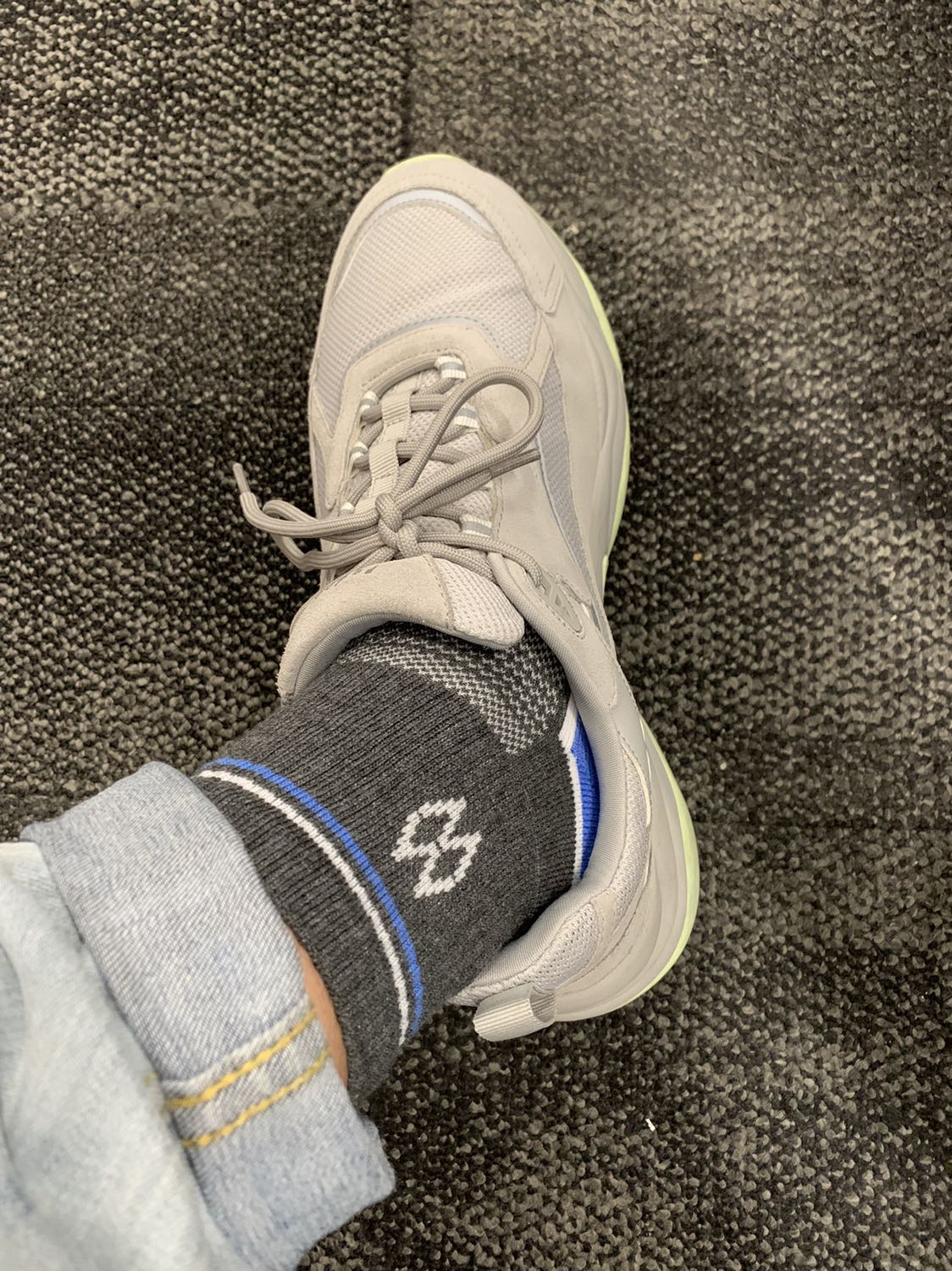 Mỗi ngày 1 đôi, vợ xếp sẵn trên kệ, sáng xỏ vào chiều thả ra giặt, nguyên ngày thong dong như đi chân không. Buồn cái cuối tuần vợ bắt phơi vớ :(( . Kinh nghiệm làm 2 set sẽ được một tuần rảnh đi cà phê nhe mọi người. Ok vớ ngon.