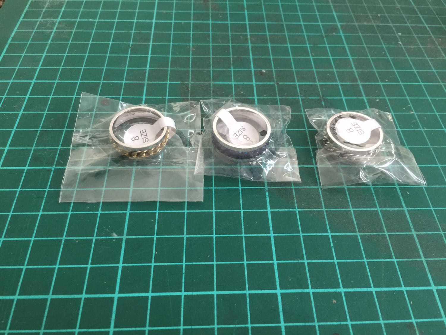 Giao hàng nhanh gọn nhẹ , sản phẩm đẹp ! Nhưng chủ shop bán hàng bẫy khách hàng đặt 3 nhẫn size 8 nhưng có 1 nhẫn là size 9 vẫn cố tình dán size 8 để lấy số lượng .   Khuyến cáo a e hỏi shop size trước khi mua vì mỗi shop khách nhau sẽ có công thức tính size khác nhau!! Hết