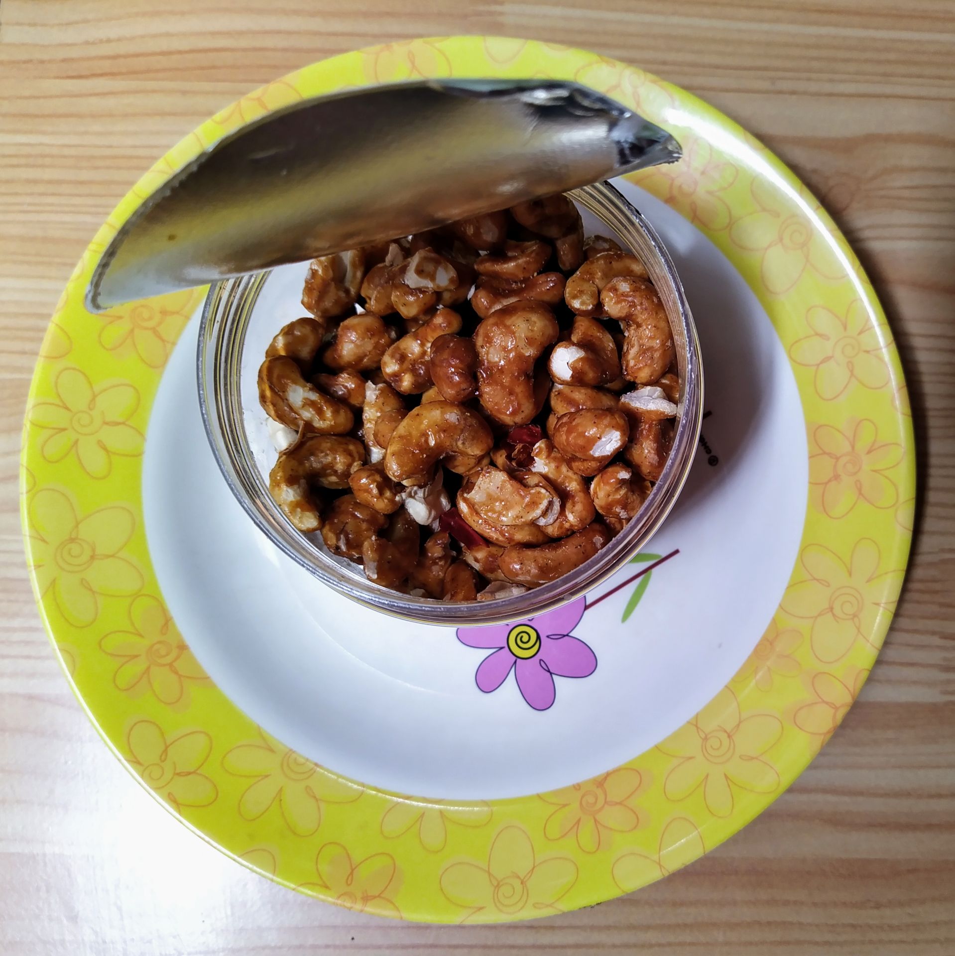 Ai mà thích món ăn Thái Lan thì sẽ thích hộp này lắm. (Lưu ý là vị cay nhiều, ai không ăn được ớt /cay và đặc biệt là những người dạ dày yếu nên chọn hạt điều vị mật ong.)