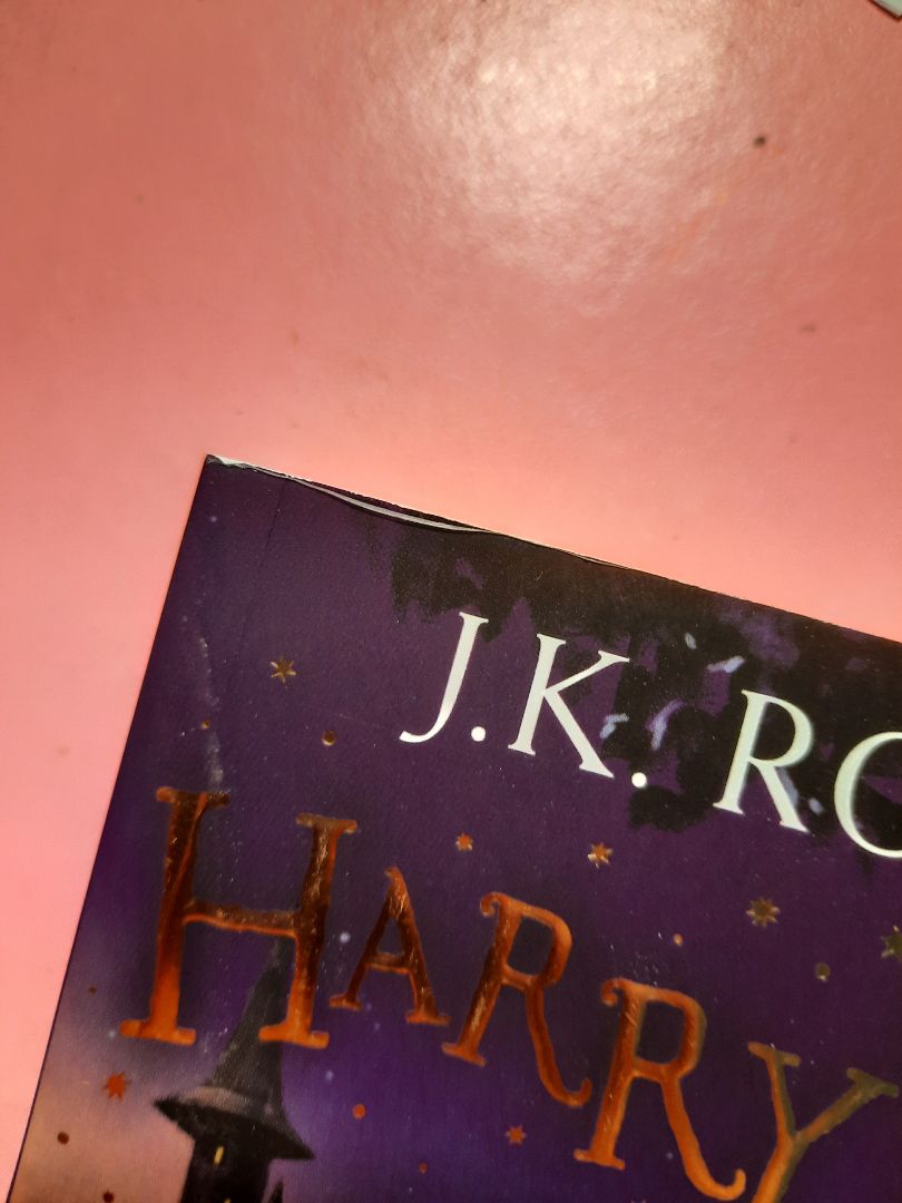 đóng gói chắc chắn, bao nilong hơi rách nhưng không ảnh hưởng tới sách, chất giấy đẹp, bìa sờ đẹp như nhung. Mình khá hài lòng.