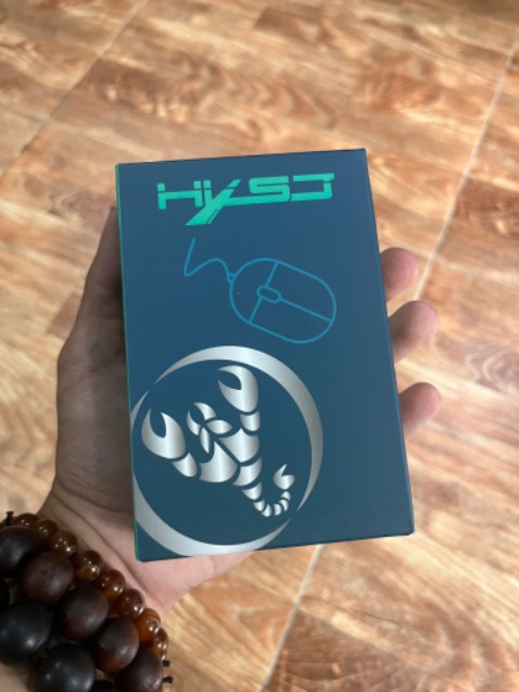 Sản phẩm có kiểu dáng đẹp, mảnh, gọn… Di chuột rất êm, mượt và điện dùng khá trâu… Thật sự cảm thấy rất ưng ý vì sau gần 10 ngày sử dụng mà vẫn chưa hết điện - đúng như shop quảng cáo. Có lẽ do laptop của mình dỏm nên vẫn chưa kết nối được với chuột qua dạng bluetooth, nhưng thôi, sẽ mò sau. 
Rất sẵn lòng ủng hộ shop cho đợt khuyến mãi tương tự…