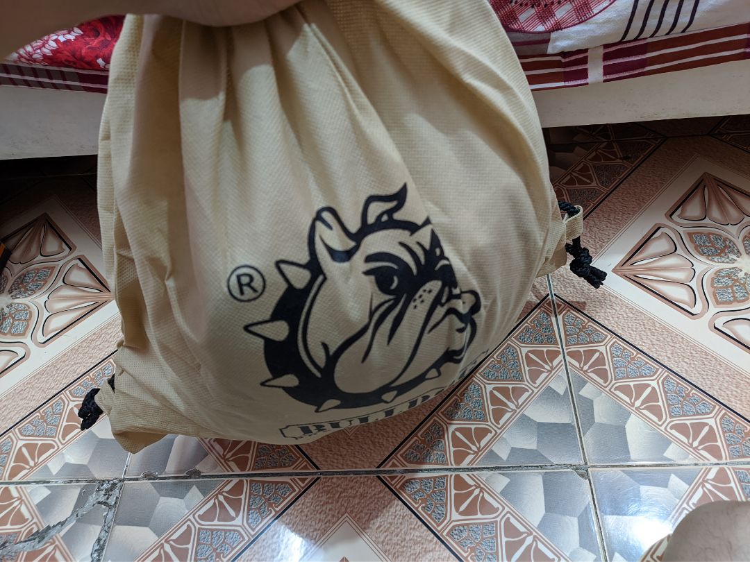 Đeo rất khít. Dày hơn mũ 1/2 đang dùng. Giao hàng nhanh hơn dự kiến, đóng gói đẹp. Được tặng thêm hẳn 2 cái túi đựng nữa.