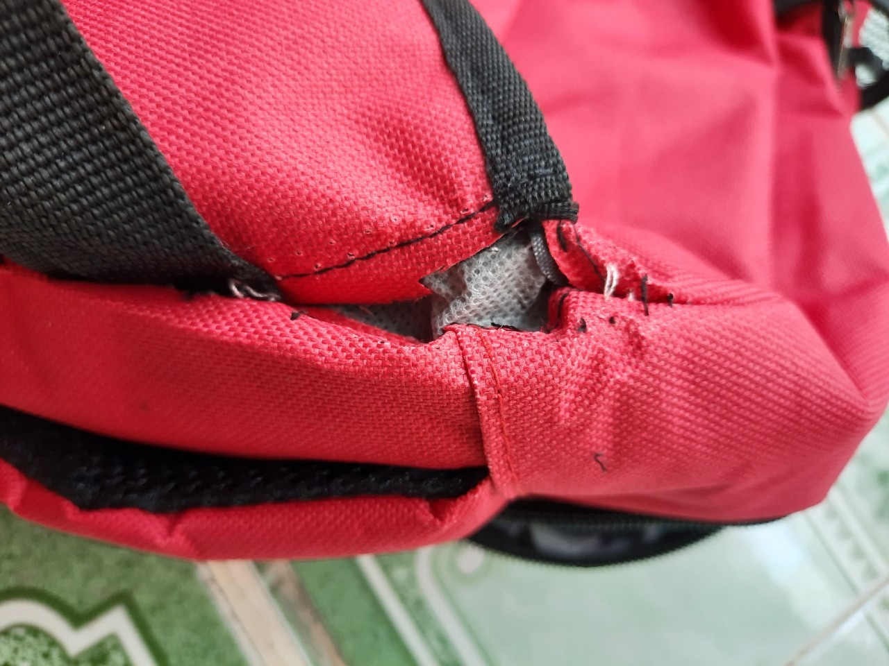 vải thì thô balo nhăn nhúm , nhận hàng hôm trước , hôm sau vừa mang đi học thì tét quai , hic lần đầu cũng như lần cuối cạch mặt thương hiệu này , các bạn muốn mua thì nên suy nghĩ kĩ nhen . Chỉ được cái là tiki giao hàng rất nhanh thôi còn về sản phẩm thì rất tệ