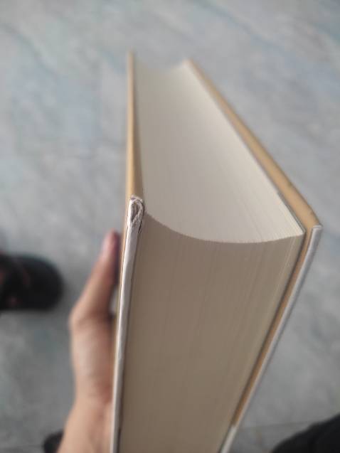 Sách bị lỗi nặng. 2 góc trên bị cấn quặp vào trong góc dưới sách bị rách. Mong muốn đổi trả hàng