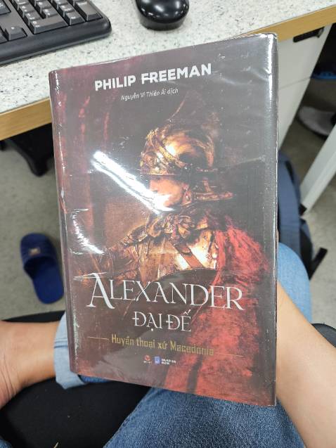 Sách có thiết kế đẹp, font chữ ổn, hi vọng nội dung hay và hấp dẫn. Điểm trừ là Tiki giao hàng rất chậm: mất hơn 1 tuần để nhận sách từ HCM chuyển ra.