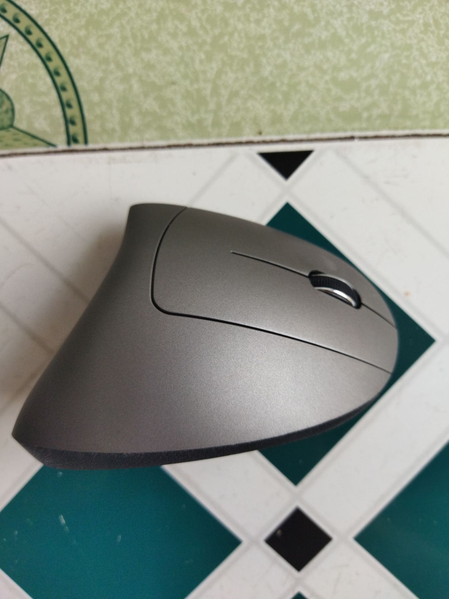 Loại chuột khá lạ so với bản thân, mới đầu dùng chưa quen, chuột nhẹ, di chuyển tốt. Các phím bấm nhạy, kết nối với máy tính ổn định. Phần chưa ưng ý là cổng sạc không phải type C.