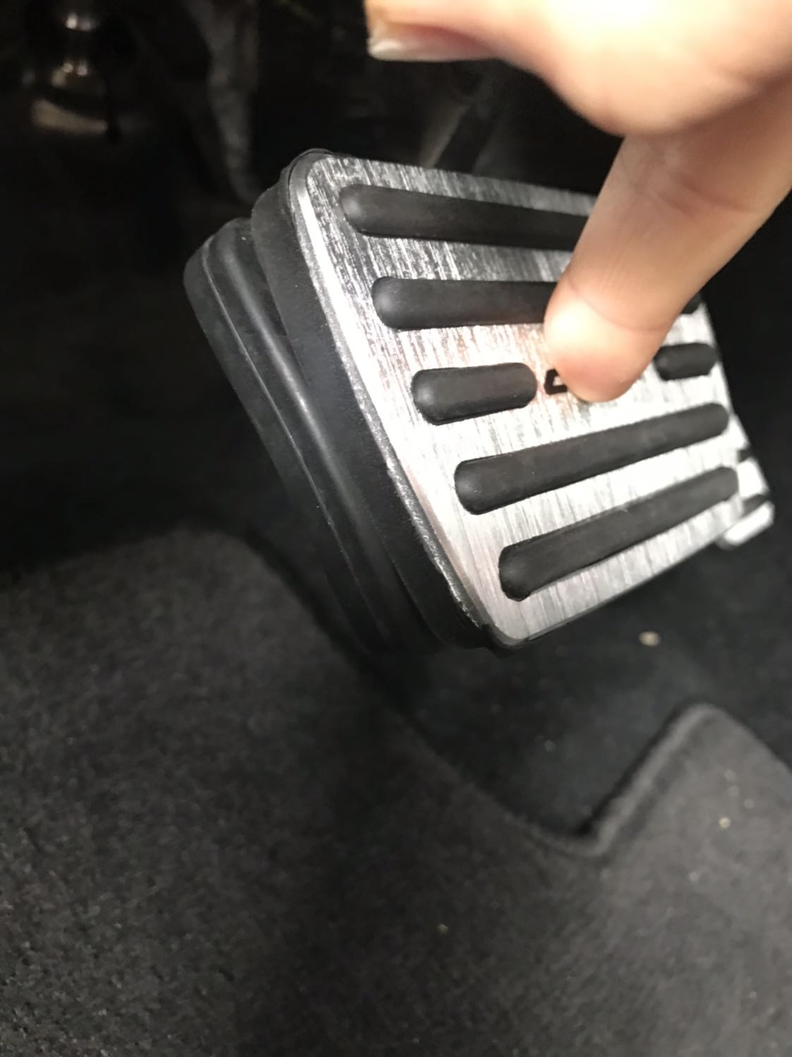 Sản phẩm sau khi bọc vào cảm thấy Ko chắc chắn vì lớp su Ko ôm khít vào bàn đạp phanh!