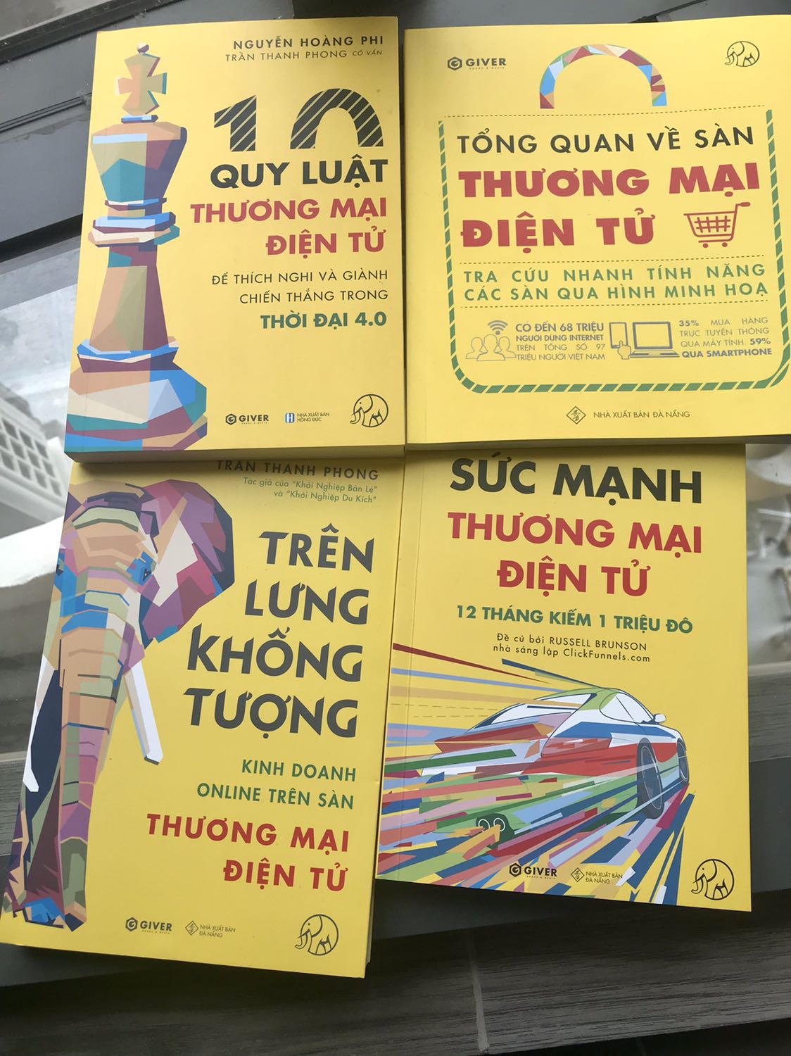 Bộ sách này ra mắt đúng lúc mình đang cần. Xem qua mục lục và một vài trang thì thấy nội dung rất hữu ích. Riêng mình, mình sẽ đọc cuốn Sức Mạnh Thương Mại Điện Tử trước vì bị hấp dẫn bởi những chương đầu tiên. Mỗi cuốn sách đều có chức năng riêng của nó làm mình cảm thấy tự tin hơn cho những dự định của mình trong năm mới. Mình rất thích và ấn tượng với sách của GIVER, sẽ ủng hộ dài dài.