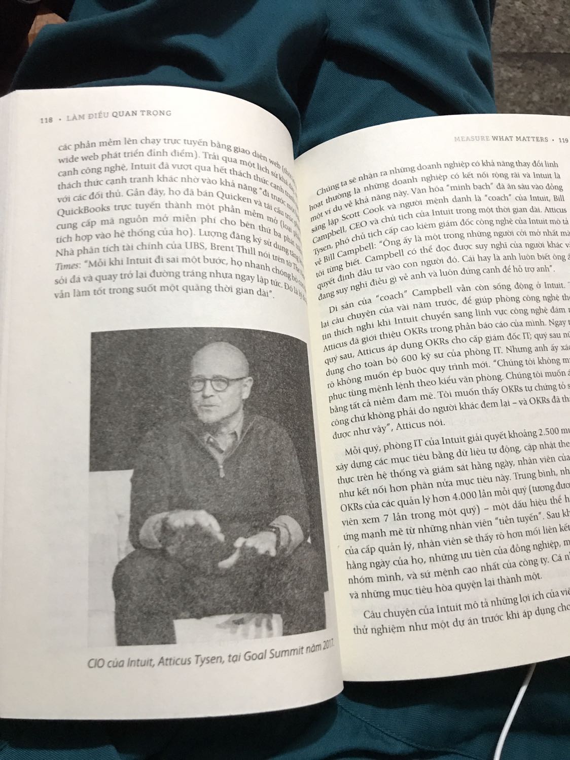 NGHI VẤN SÁCH GIẢ - cần TIKI giải đáp
Về nội dung thì có lẽ dòng sách ko phù hợp với mình nên thấy khô khan, đọc như tường trình. Đây là loại sách kể câu chuyện doanh nghiệp chứ không khái niệm OKR, Ko biết là do dịch thuật hay sao mà đọc thấy ngang ngang ko cuốn hút vào câu chuyện gì cả. Đọc như đọc báo vậy.
Điểm trừ lớn nhất là chất lượng sách. Cái bìa thì đẹp, nhưng ruột mỏng đến mức bề mặt giấy mốc bột giấy lên. Khiến cho chữ bị mốc, hình in bị mốc, cộng giấy kém chất lượng nên màu đục ko tương phản với chữ nên đọc xỉu lên xỉu xuống. Đọc chương 1 xong muốn buông xuôi luôn.
TÔI MUỐN ĐỔI TRẢ HÀNG