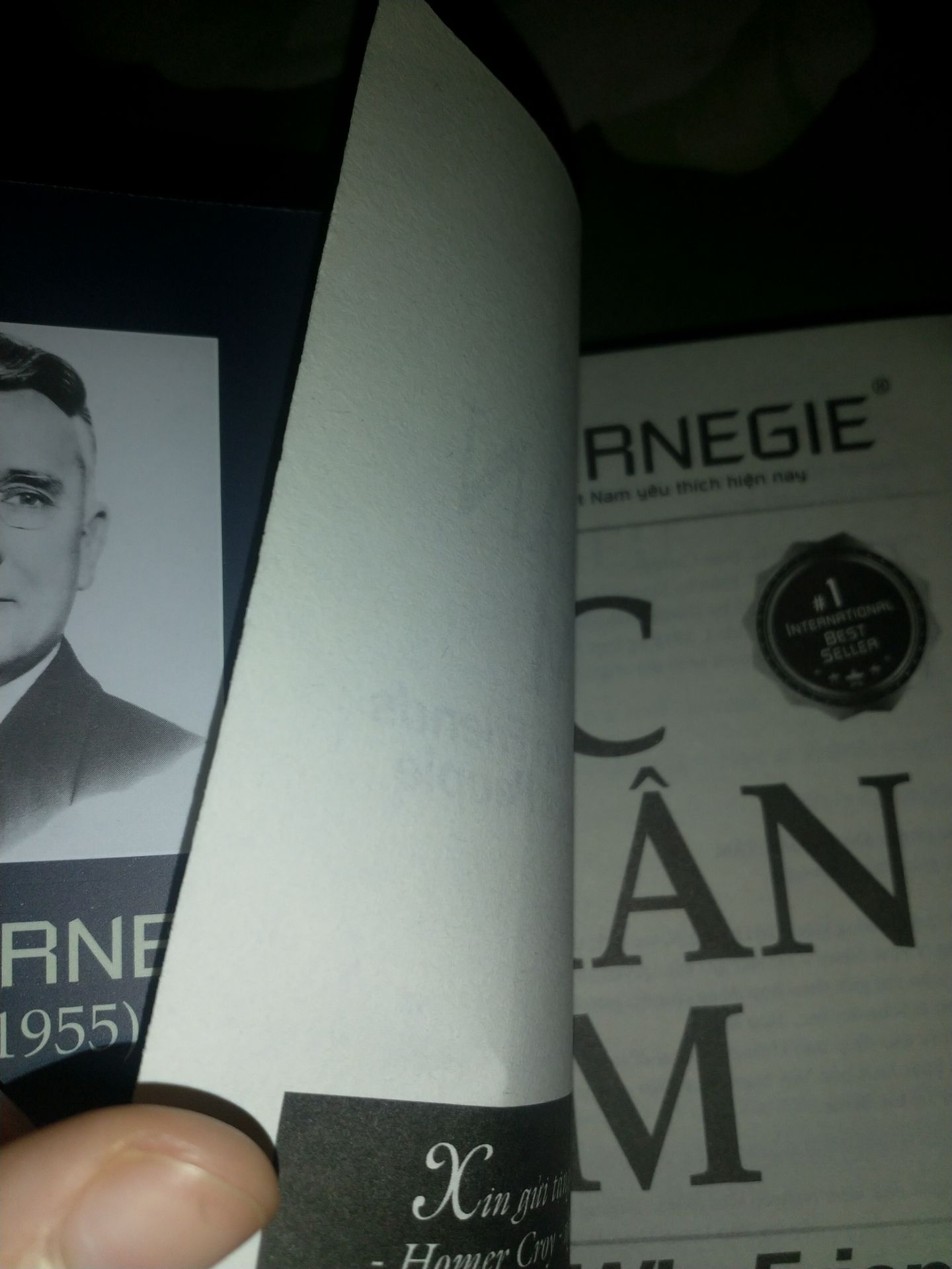 Giao hàng đúng dự kiến. Sách nhận được hơi cong ở mép sách. Sách có tặng kèm bookmark. Sách có chất giấy khá nhẹ nên quyển sách cầm cũng rất nhẹ tay. Tuy nhiên sách được cắt rất cẩu thả, mép giấy nham nhở trông rất mất thẩm mỹ.