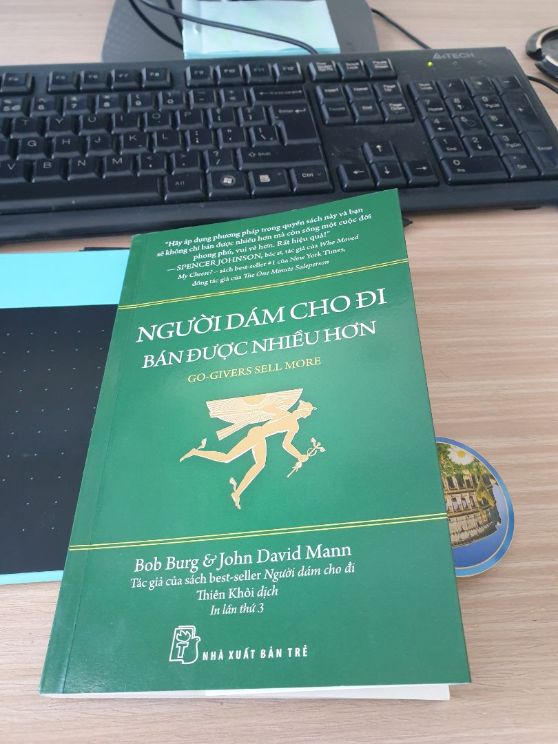 quyển này ko phải viết như 1 câu chuyện như 3 quyển kia nên ko hấp dẫn bằng. chỉ tập trung nói về vc bán hàng như thế nào. cũng có nhiều ý lập lại mấy quyển kia. mình thích 3q trong bộ sách này hơn. nhưng nếu chưa đọc 3q kia thì quyển này cũng rất hay.