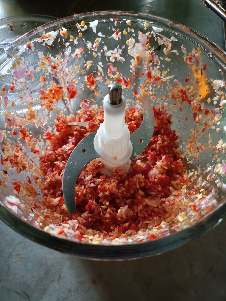 Hàng chính hãng, đóng gói cẩn thận, phụ kiện đầy đủ, cho mình hỏi nếu muốn bảo hành thì mình mang đến trung tâm bảo hành hay có nhân viên đến lấy??