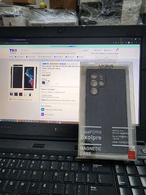 Đang đặt ốp siêu mỏng hãng memumi mà shop gửi cho cái ốp hãng likgus, khá dày, cơ mà nhìn hình thức khá đẹp vuông, vân gỗ, mình để lại dùng luôn, để lên đặt thêm cái ốp mỏng nữa, hi vọng shop không gửi sai mẫu nữa.