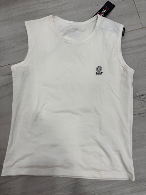 Chất liệu vải mỏng, co giãn tốt, đường may ổn