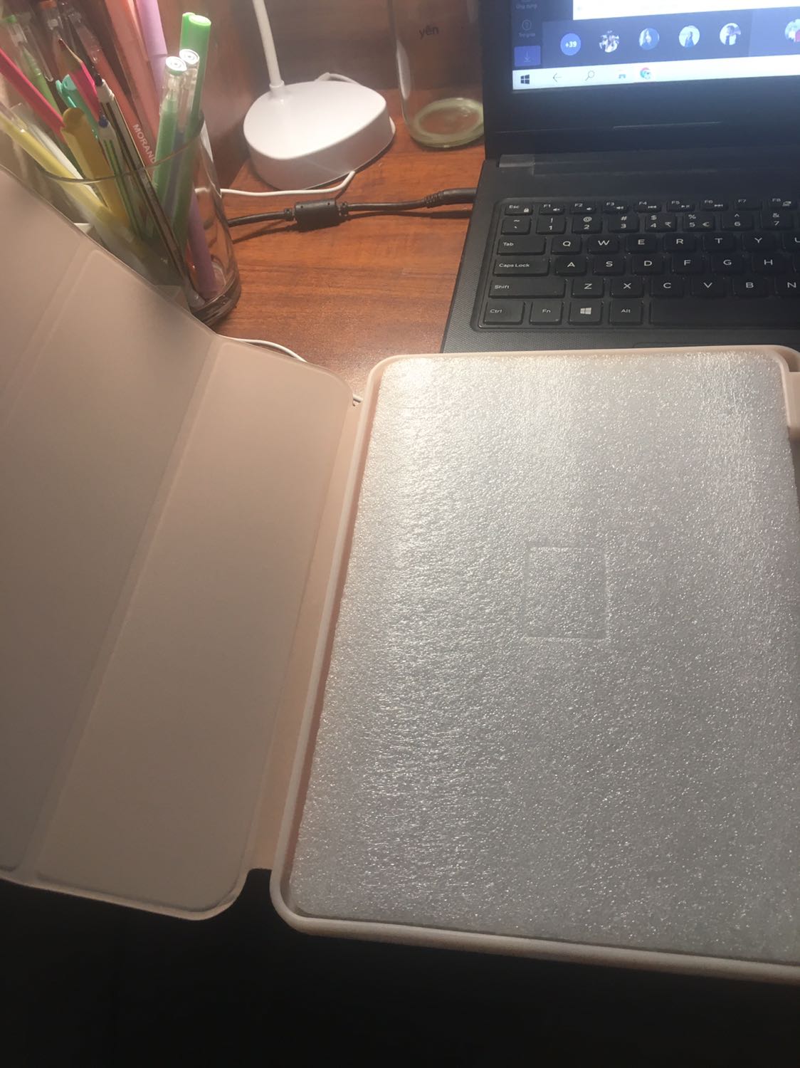 Sản phẩm đẹp, chắc chắn và màu rất xinh, trong ảnh chụp bị nhạt hơn so với bên ngoài. Mỗi tội mình mua xong cái case thì ipad của mình bị báo kẹt hàng huỷ đơn order luôn ạ 😫