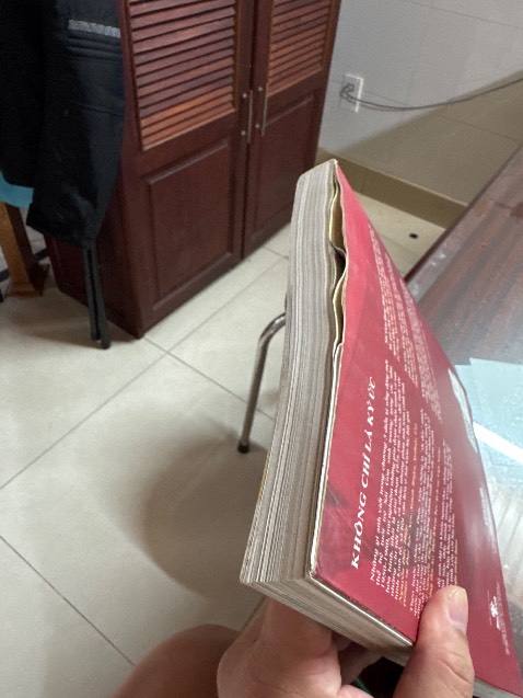 Sách bị ẩm mốc, ướt nên cong vênh.
Không kiểm tra trước khi giao hàng