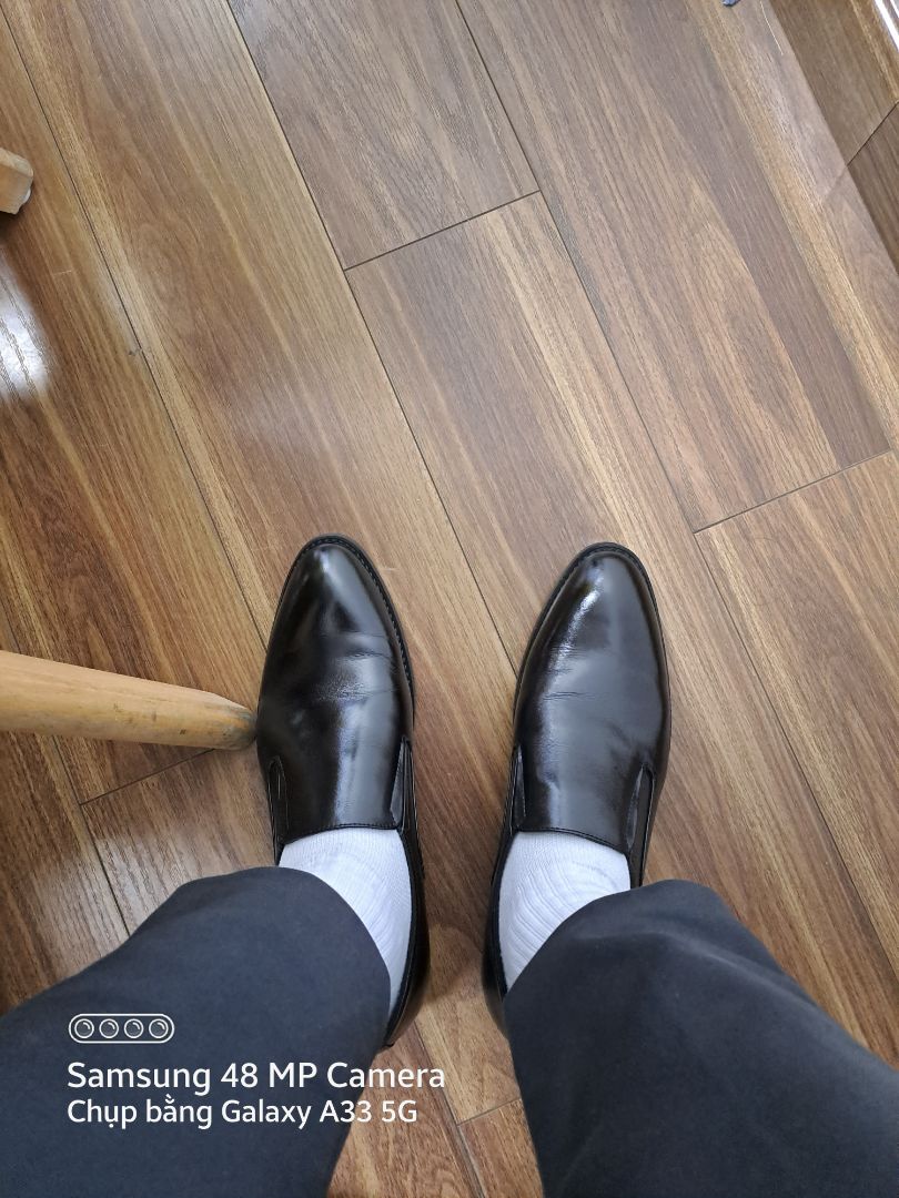 Form giày đẹp và sang, mang vào ôm chân nhưng vẫn thoải mái. Giá tốt. Chăm sóc KH tận tình, mình mua 1 đôi nhưng hơi rộng được hỗ trợ đổi trả nhanh chóng. Sau này mình sẽ mua thêm để tặng cho người thân. 10 điểm cho shop.