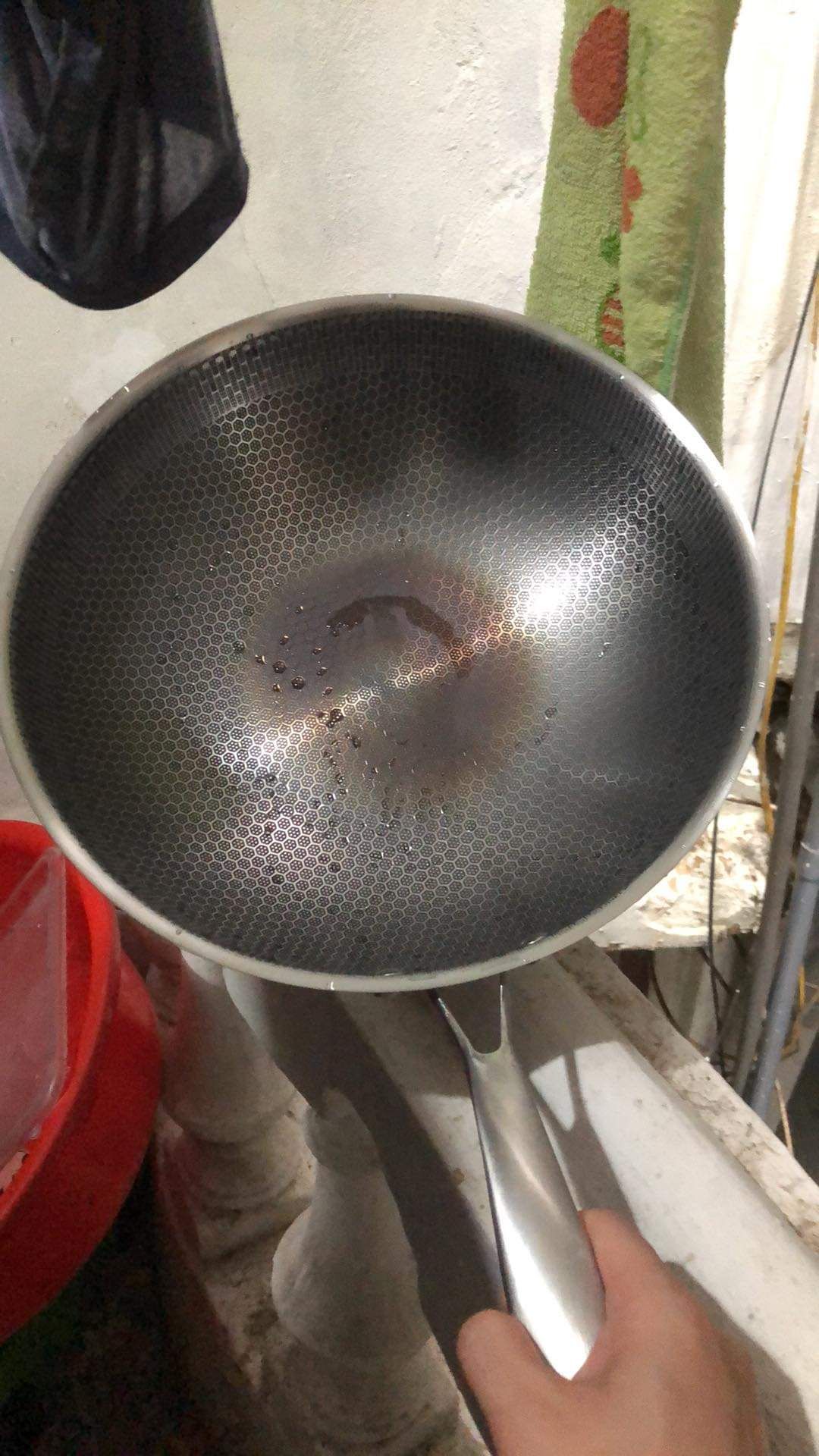 mua 1 kiểu giao hàng 1 kiểu mà không nói với khách, mình đặt mua chảo chống dính mà lại tùy tiền giao cho mình chảo này, nấu 1 cái bị đen sì thế kia