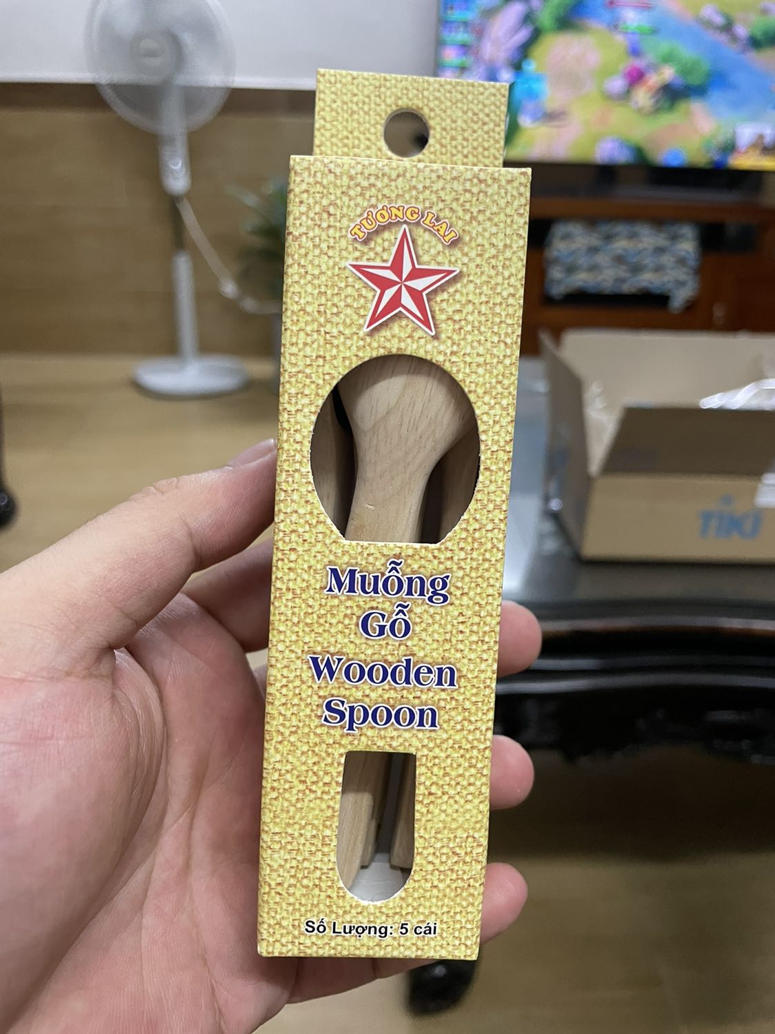 Muỗng rất xinh, mỗi tội hơi to so với hộp gia vị nhà mình, gỗ không có mùi gì cả.
Bao bì rất cẩn thận, giao hàng nhanh như một cơn gió!!!