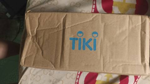 Hộp lúc mới giao nhìn nát thấy sợ luôn cứ sợ box bị df thì xu cà na 💀 Ôm vô nhà unbox cái hết hồn ***, box không bọc gì ngoài 1 lớp giấy =]]]] Nhưng vì một phép màu nào đó mà em box vẫn còn nguyên vẹn. Đặt hàng tiki giống như chơi xổ số vậy á, may thì đỏ đen thì xu thôi :)))
