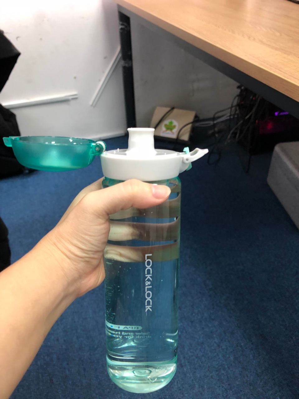 Bình có màu sắc rất dễ thương, (nếu có thêm màu hồng chắc mình mua 2 cái luôn quá). Bình cầm nhẹ tay nhưng lại rất chắc chắn.Dung tích bình 550ml, chứa được lượng nước vừa phải, có thể bỏ vào túi xách mang đi được nhiều nơi. Nói chung cực kỳ hài lòng. Nhìn bình là muốn uống nước liền.