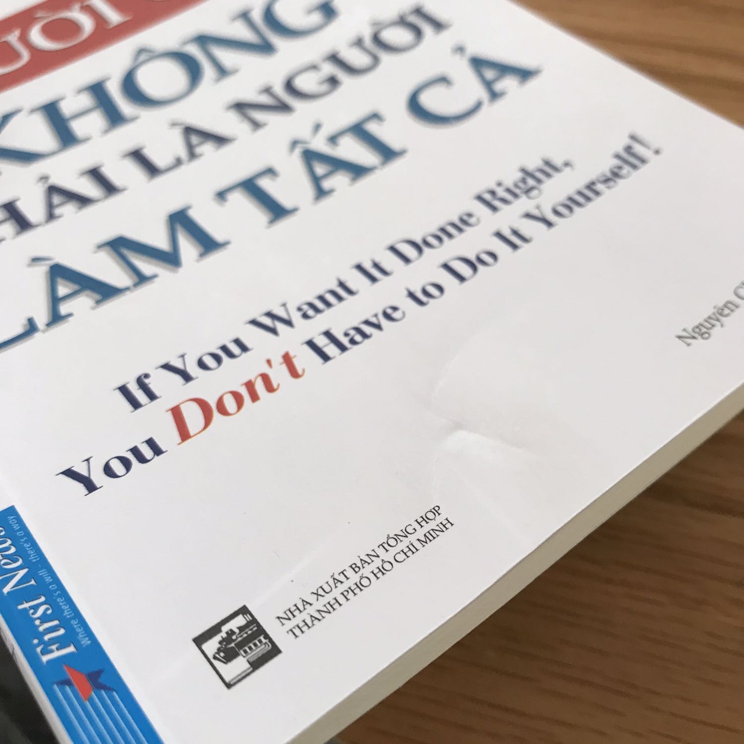 Giao hàng nhanh hơn dự kiến. Sách đẹp, mới, nhưng bìa bị móp sâu vào tới 20 trang do sắp xếp sách trong hộp chưa hợp lý ( vì mình mua tổng cộng 17 cuốn sách). 
Về nội dung thì sách rất hay, không những áp dụng cho quản lý và cấp dưới mà có thể áp dụng cho bạn bè, người trong gia đình với nhau...