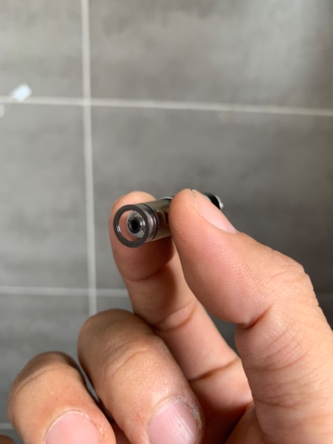 Sản phẩm rất dở, bị gãy chỗ vặn ren, nhìn tưởng kim loại, nhưng ko phải. Mua 2 sản phẩm đều bị gãy cùng chỗ. Dùng được chưa đầy tháng đã gãy cả 2 lúc tháo ra lau.