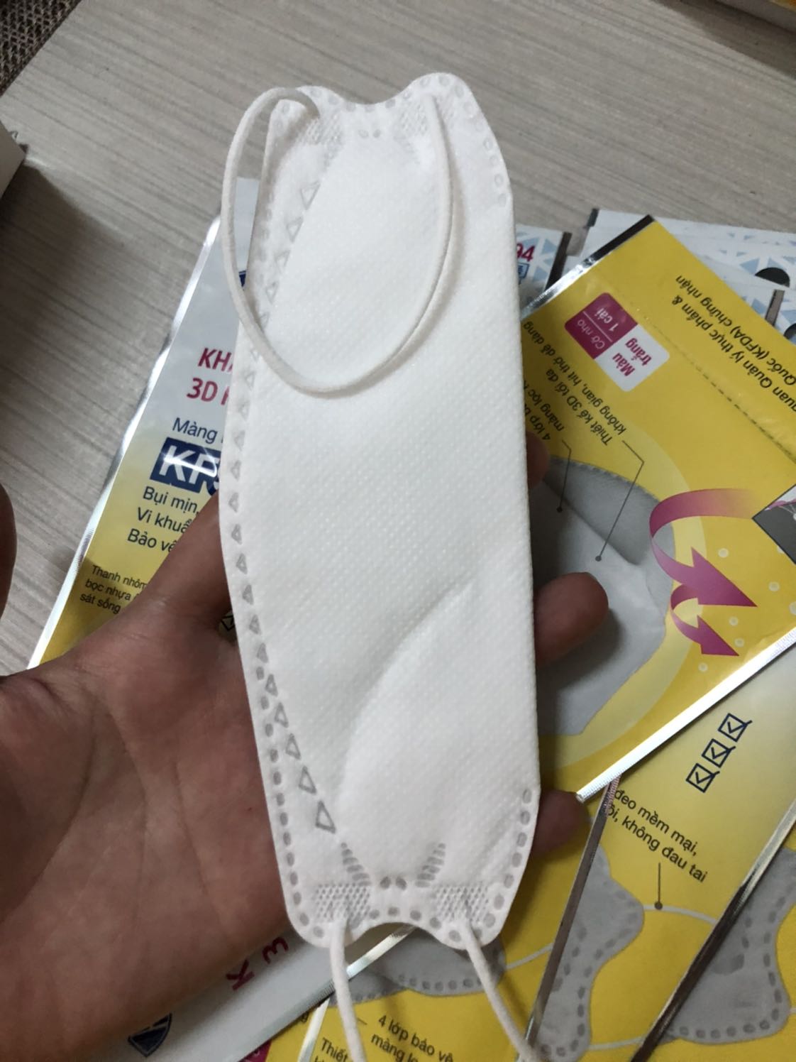 Hàng ổn lắm, thích nhất là hàng niêm lại. Khi sử dụng phải cắt bao bì, nên mình nghỉ an toàn  hơn . Chỉ có giá chát quá thôi. Mà đang mùa dịch nên chấp nhận thôi