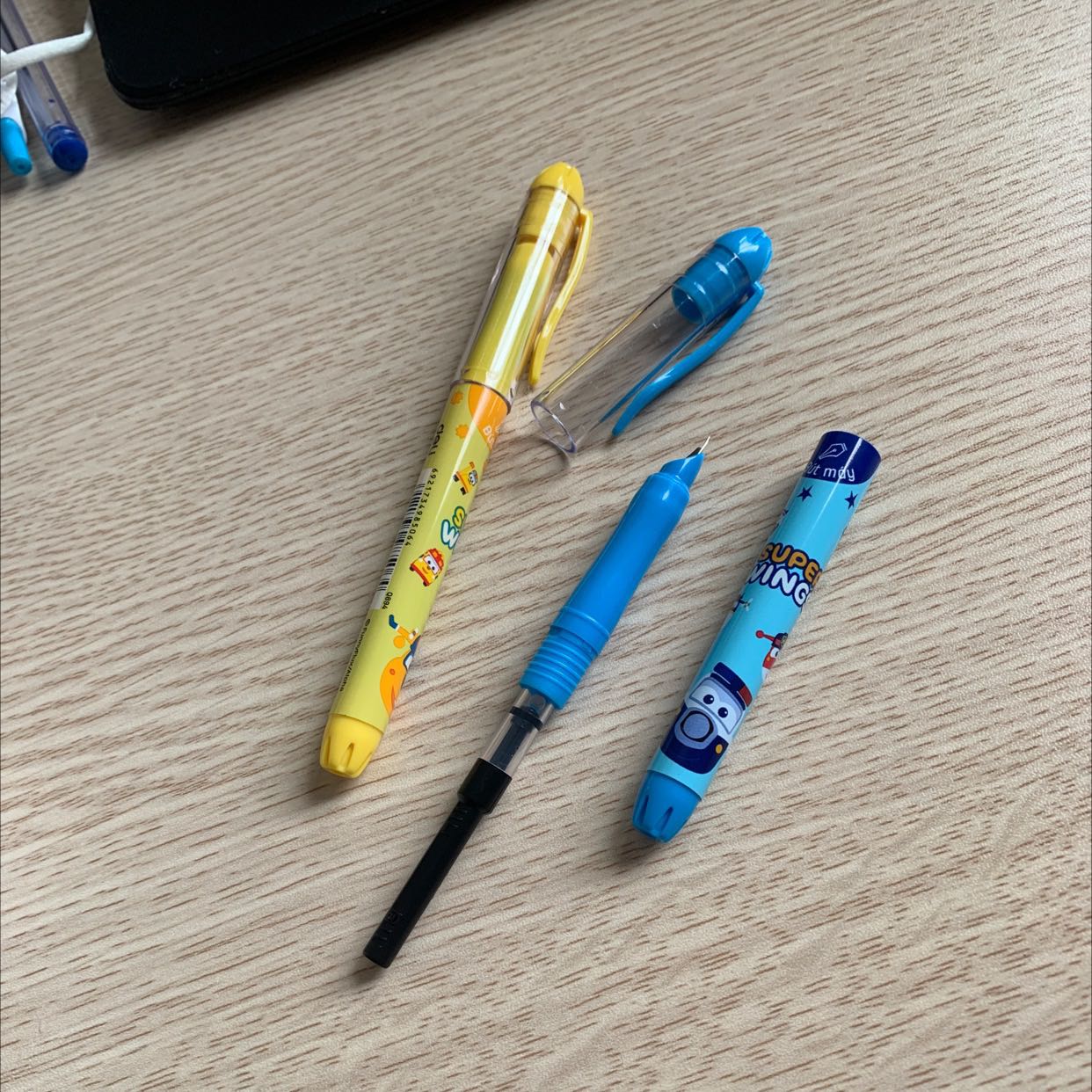 Bút đẹp giá tiền vừa phải, hãng deli thì chất lượng rất ok tuy nhiên hơi kén ống mực để thay thế. Còn nếu bơm mực thì thoải mái dùng. Màu sắc đẹp.