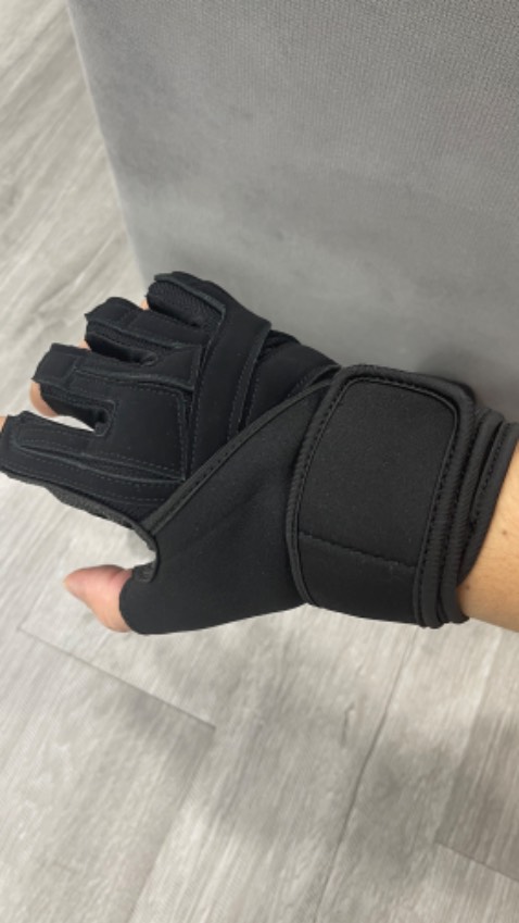 Tuyệt vời, độ bám rất tốt và rất êm tay. Dùng có cảm giác thoả mái thoáng khi không bị hầm tay như các loại găng giá rẻ. Shop hỗ trợ rất tốt