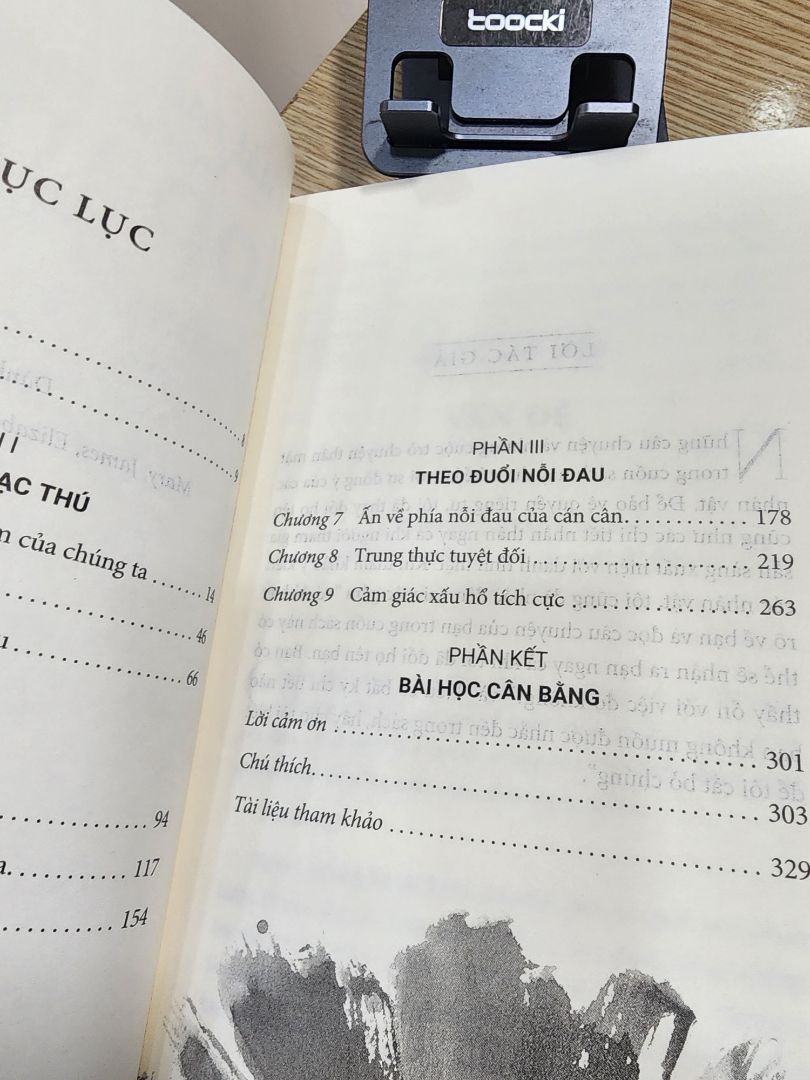 Sách này mở rộng tầm nhìn của tôi về hiện tượng nghiện và cách chúng ta liên tục theo đuổi niềm vui trong cuộc sống hàng ngày. Tác giả đã phân tích kỹ lưỡng về nghiện trong các hình thức khác nhau, từ cờ bạc, tình dục, trò chơi điện tử, cho đến nghiện mạng xã hội.

Điểm đặc biệt ở đây là cuốn sách không chỉ mô tả về nghiện, mà còn nêu bật sự nghịch lý của sự giàu có và hạnh phúc. Tác giả giải thích rằng, dù các quốc gia giàu có có xu hướng có tỷ lệ lo lắng và trầm cảm cao hơn, điều này không chứng minh rằng vật chất là nguồn gốc của hạnh phúc. Thay vào đó, việc liên tục theo đuổi niềm vui và thú vui dễ dàng có thể là nguyên nhân của sự *** khổ.

Cuốn sách cũng đưa ra những giải pháp khoa học và thực tiễn để kiểm soát thèm muốn, như kiêng cữ và tắm nước lạnh. Nó cung cấp thông tin sâu sắc về cách dopamine ảnh hưởng đến cảm xúc của chúng ta và làm thế nào để chúng ta có thể kiểm soát nó thông qua các hoạt động như nhịn ăn gián đoạn và tập thể dục.

Điều tôi thích nhất là cuốn sách không chỉ đưa ra vấn đề mà còn hướng dẫn cách thực hiện các biện pháp kiểm soát. Điều này giúp tôi hiểu rằng kiên nhẫn từ bỏ nghiện và duy trì các hoạt động đau đớn nhưng tốt cho sức khỏe sẽ giúp tôi hạnh phúc hơn trong dài hạn.

Tôi khuyên mọi người nên đọc sách này, đặc biệt nếu bạn đang tìm cách kiểm soát thói quen không lành mạnh và muốn hiểu sâu hơn về cách tận hưởng cuộc sống một cách lành mạnh.