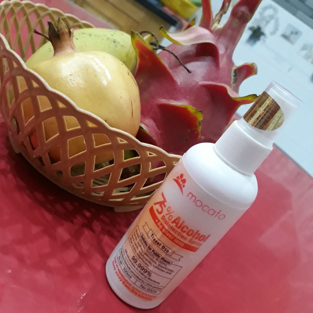 Hàng tốt.. dùng chai xịt lên rất thích... có mùi dễ chịu... Nay dịch có chai này sát khuẩn cho cả nhà nên mình cũng yên tâm.. Shop đóng gói cẩn thận lắm, mình rất bất ngờ khi mua sản phẩm.... Shop giao hàng nhanh nữa chứ.... Lần sau mình sẽ lại ủng hộ shop tiếp...