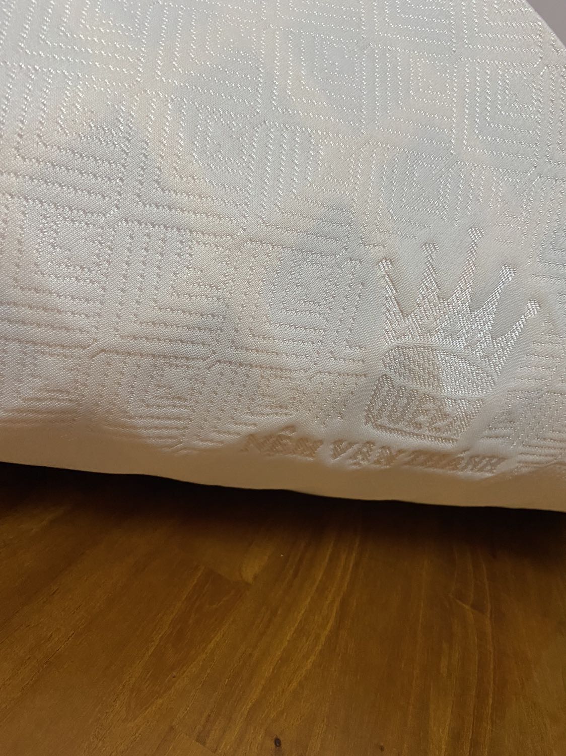 Nệm nằm không cứng cũng không mềm, mềm quá sợ xương sống không thẳng mà sẽ bị cong theo sức nặng). Hài lòng với chất lượng sản phẩm. Giao hàng nhanh