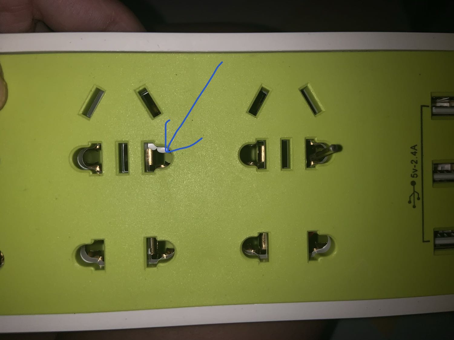 Chất lượng quá tệ. Lỗ cắm gia công tệ nên cắm vào, không rút ra được (Trong hình là cái chốt cắm mình giựt ra và dính lại cmnl ?). Hư mấy cái chốt cắm, mấy sản phẩm điện của nhà mình. Thật sự rất rất tệ luôn