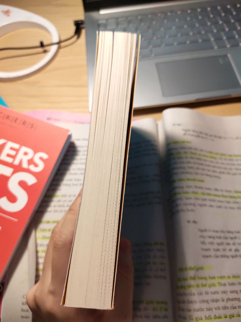 sách có mùi thơm của sách mới, dày dặn(315 trang), nội dung được viết hoàn toàn bằng tiếng Anh, tập trung vào các từ vựng đơn giản phù hợp cho những người đang làm quen với cách đọc sách bằng tiếng Anh
điểm trừ nhẹ: 
-giao hàng hơi lâu( cụ thể mất 1 tuần rưỡi)
- sách có chỗ bị nhàu nhẹ( như hình bên dưới)
tổng kết lại thì sách rất đáng tiền, những điểm trừ kia không thành vấn đề
mng nên mua