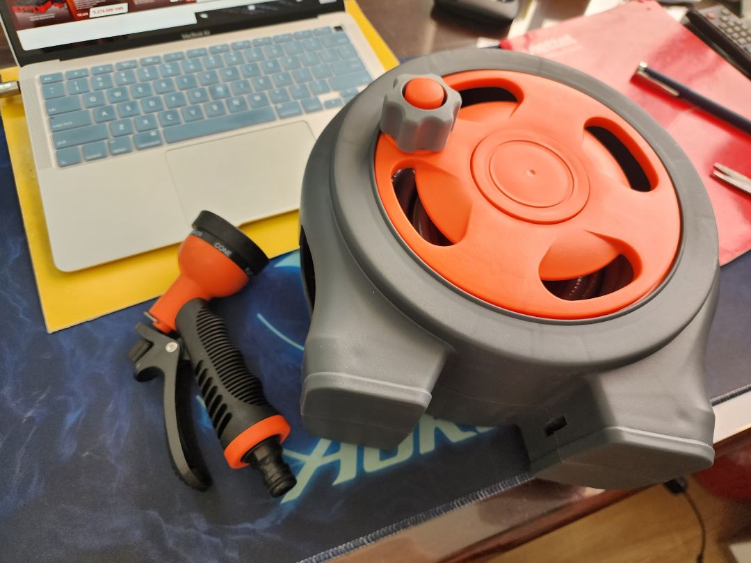 Sản phẩm giá rẻ nên chất lượng ống nhựa mềm ko cao, khớp nối ống và nối đầu phun ko chặt nên bị rò rỉ nước nên tôi phải mua đầu phun tốt gắn vào mới dùng được, có điều dùng bơm nước vào quạt hơi nước linh động nên vote 5s