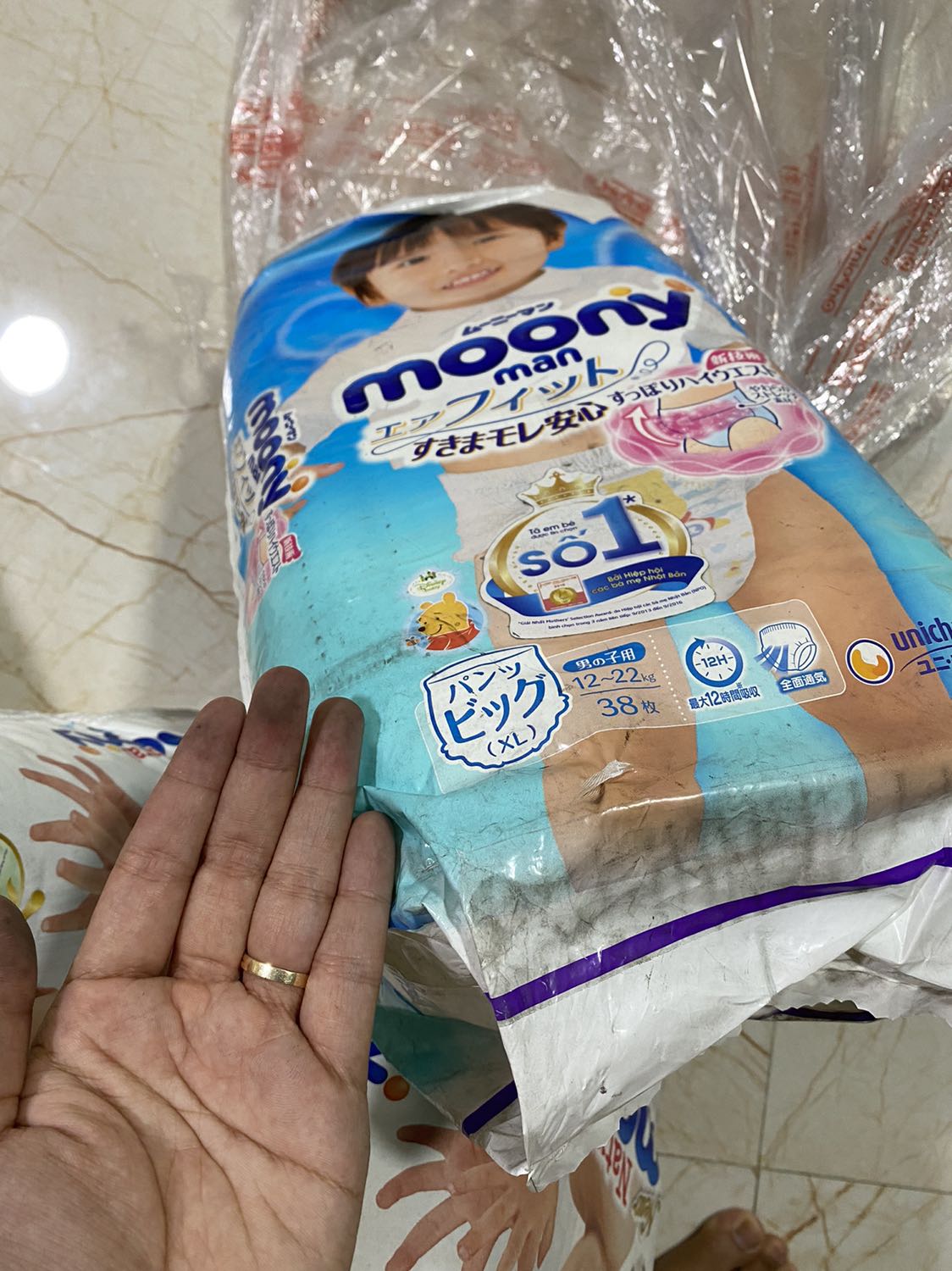 Bao bì dơ một cách kinh khủng. Bụi khói đen xì cà bịch tã. Tay mở bịch thôi mà tay đen thui như hình. Official Store mà làm ăn tệ kinh khủng. Bao bì dơ một cách kinh khủng. Bụi khói đen xì cà bịch tã. Tay mở bịch thôi mà tay đen thui như hình. Official Store mà làm ăn tệ kinh khủng.