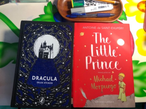 Sách đẹp vượt quá kỳ vọng. Giấy trơn mượt, hình in màu, chữ to đẹp. Đây là bản dịch tiếng Anh từ bản gốc tiếng Pháp. Văn phong dịch mượt.