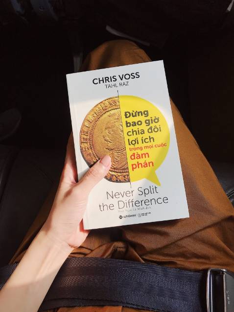 tiêu đề "đàm phán" nghe to tát nhưng mục đích của tác giả là giúp mọi người có thể áp dụng được trong tất cả các tình huống. tác giả là một cựu nhà đàm phán về con tin của FBI. sách nêu lên kinh nghiệm xử lý các tình huống ở FBI và của các học viên ở tổ chức của tác giả. nội dung được viết thông suốt từ đầu đến cuối chứ ko phải kiểu viết ý. cuối chương có tóm tắt nội dung. mình mới đọc mấy chương đầu khá thú vị, mình nghĩ có thể áp dụng được ở vn nhưng phải đổi lại câu từ một chút (vì tác giả người Mỹ). Tác giả cũng nêu lên một số tình huống của học viên người châu Á. Hy vọng sẽ áp dụng được nhiều lý thuyết ở đây chứ ko như các sách khác cùng thể loại. tạm thời là hài lòng, có gì cập nhật sau