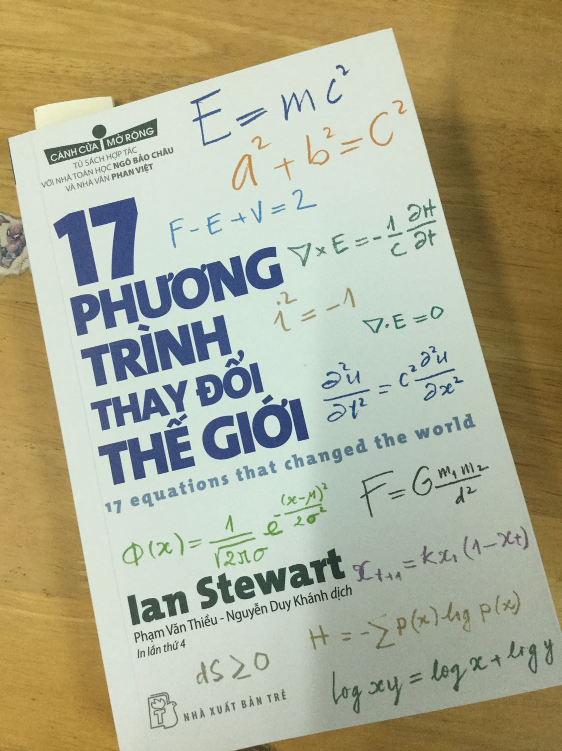 Một cuốn sách hay. 
Cuốn sách không phải bàn về toán học, nó chỉ là cuốn sách lịch sử, ghi chép và kể lại. Chẳng qua đối tượng được kể là những phương trình, hoàn cảnh ra đời cũng như ứng dụng...Bởi vậy, đừng cố đọc để hiểu các công thức, hãy đọc và chấp nhận các công thức một cách tự nhiên, dù không hiểu. Không cần phải hiểu, cứ đọc như một hiển nhiên rằng trái đất quay quanh mặt trời mà không cần chứng minh. Như vậy sẽ không cảm thấy chán và từ từ sẽ thấy được cái đáng yêu. 
Cứ đọc như đọc một cuốn tiểu thuyết, một hồi ký, một câu chuyện, hay một cuốn sách lược sử về các công thức món ăn. Rồi sẽ cảm nhận được cái đẹp của toán học.