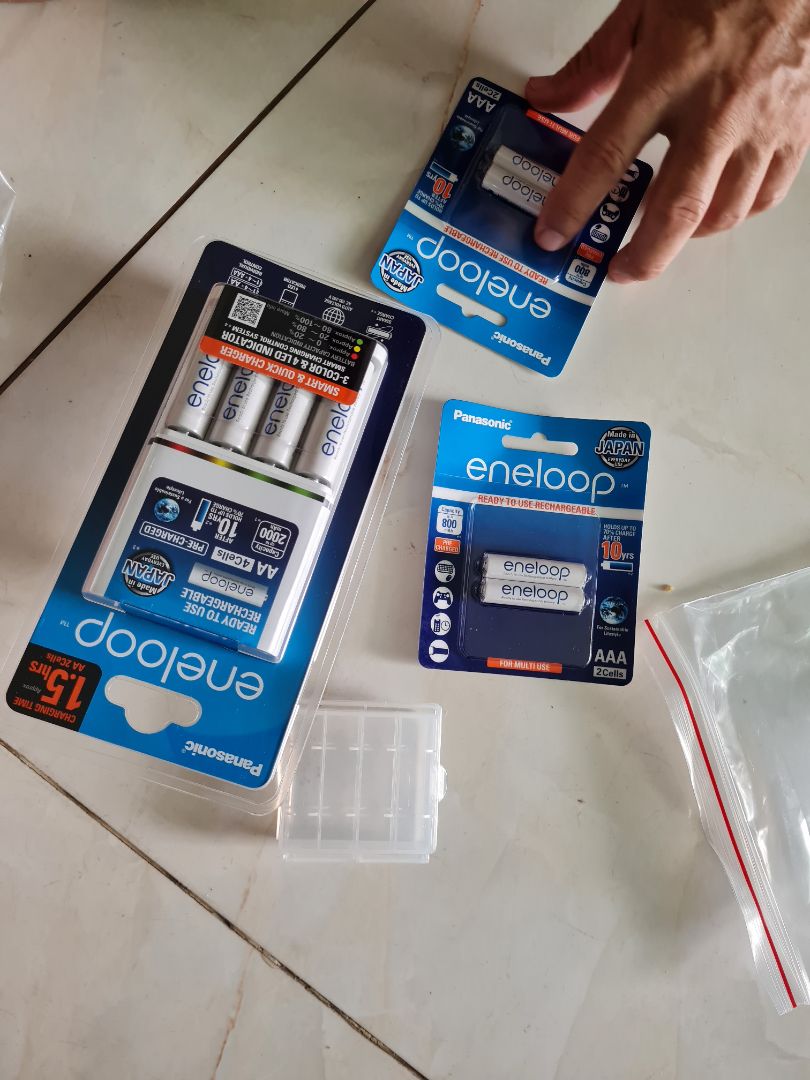 Hàng giao đúng với đơn đã đặt, nhưng chỉ tặng có 1 hộp đựng pin. (thấy mấy đơn đã mua chụp 2 hộp đựng pin)