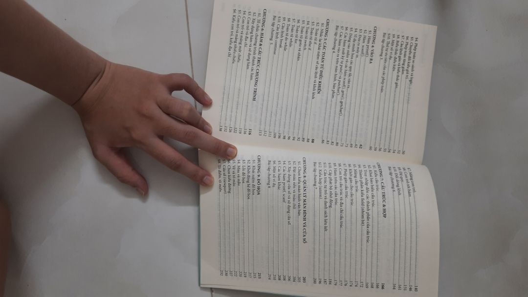 sách viết tương đối dễ hiểu, giao hàng nhanh, sách bìa cứng, nguyên, ko rách gãy. khá có ích với những bạn đang có nhu cầu tìm hiểu lập trình.